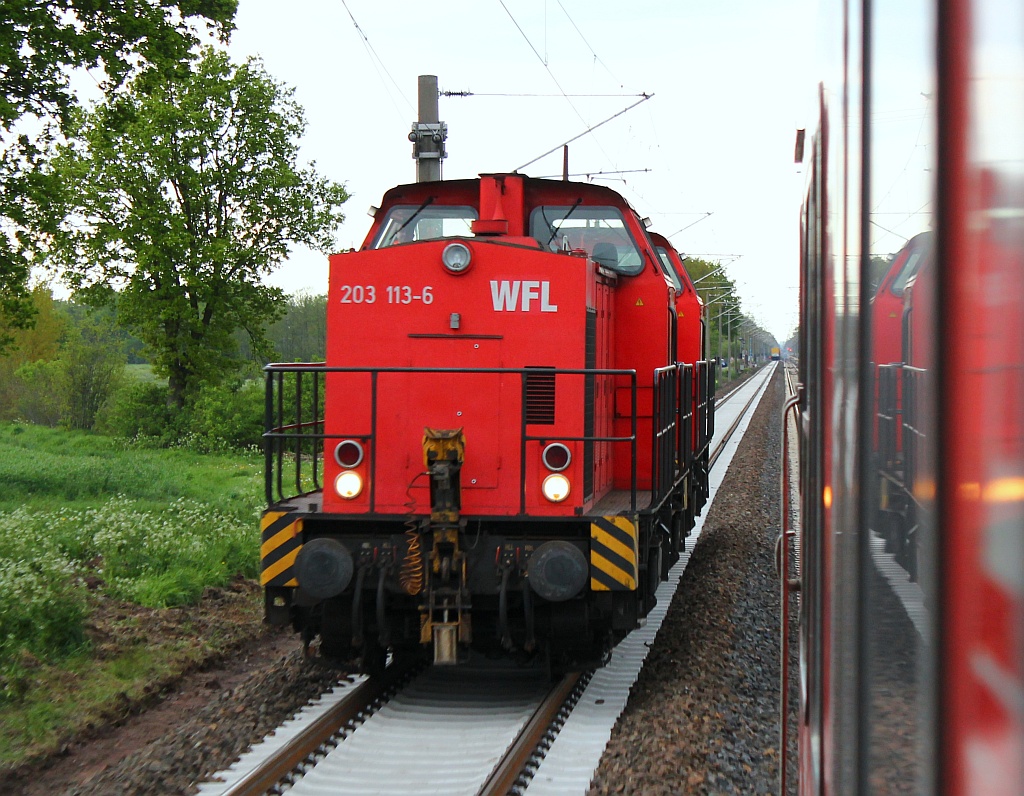 Ganz langsam dieselt 203 113-6 mit Schwesterlok von WFL über die neu verlegten Gleise(aus dem SH Express aufgenommen)zwischen Elmshorn und Neumünster. 17.05.12 (0300)