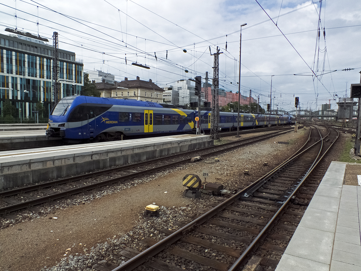 Ganz schön lang, so eine Doppeltraktion Sechsteiler! 1430 010 (vorne) und 007 verlassen am 07.08.14 als M nach Salzburg den Münchner Hauptbahnhof. Im Güterverkehr steht die Zuggattung M übrigens für Militärzug.