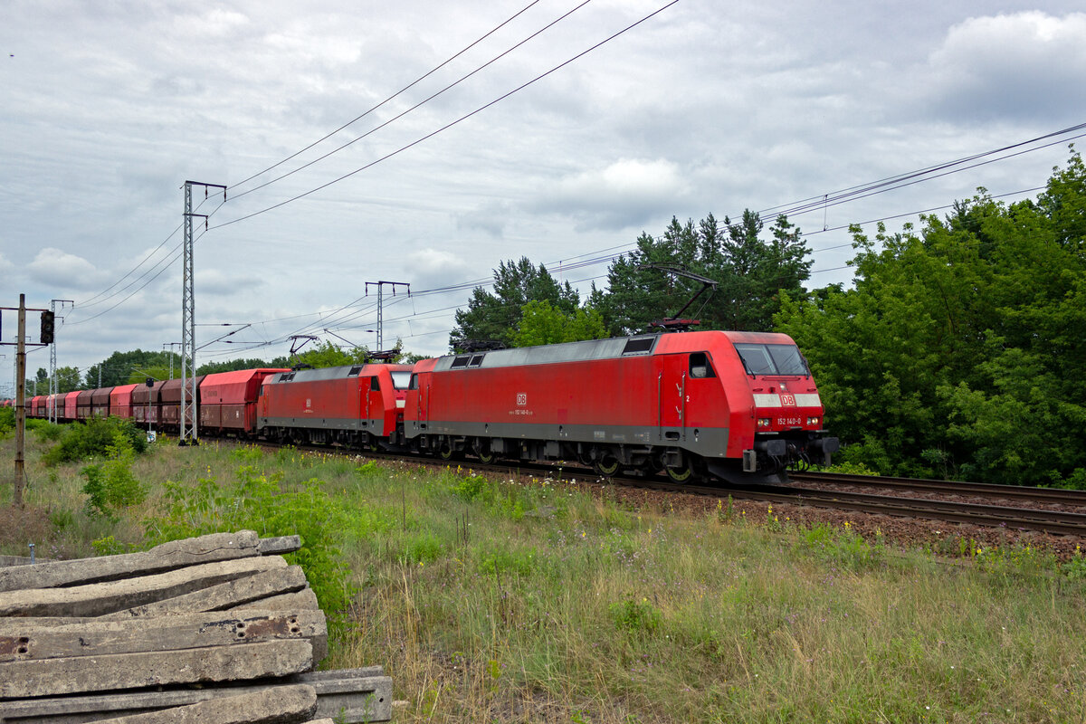 Ganzzge aus Selbstentladewagen gehren in und um Berlin zum Alltag. Ziel sind in der Regel die Kohleabbaugebiete in der Lausitz und in Polen. Das genaue Ziel dieses von 152 140 und 152 153 angefhrten Zuges allerdings ist nicht bekannt.