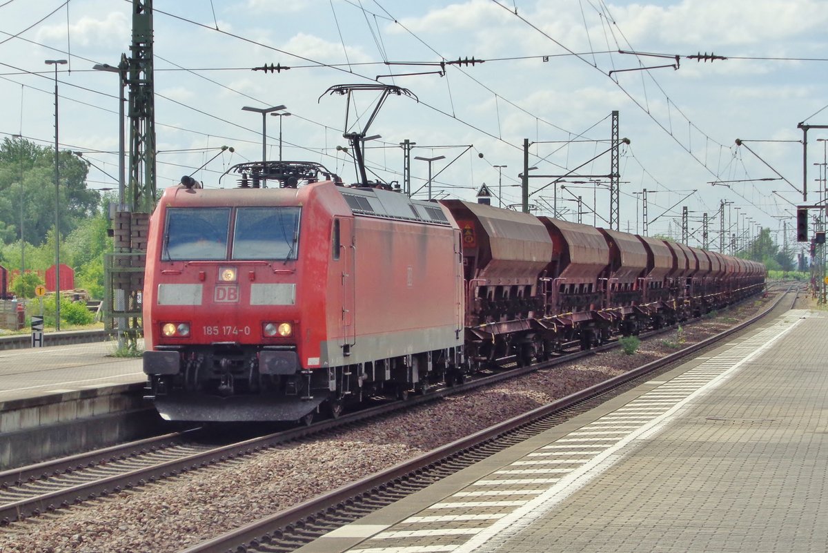 Ganzzug mit 185 174 durchfahrt am 9Mai 2018 Plattling. 