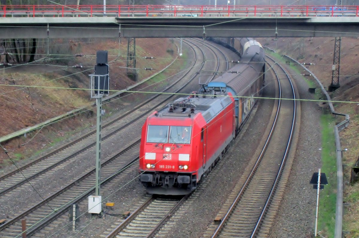 Ganzzug mit 185 231 durchfahrt Duisburg-Kaiserberg am 30 Jänner 2018.