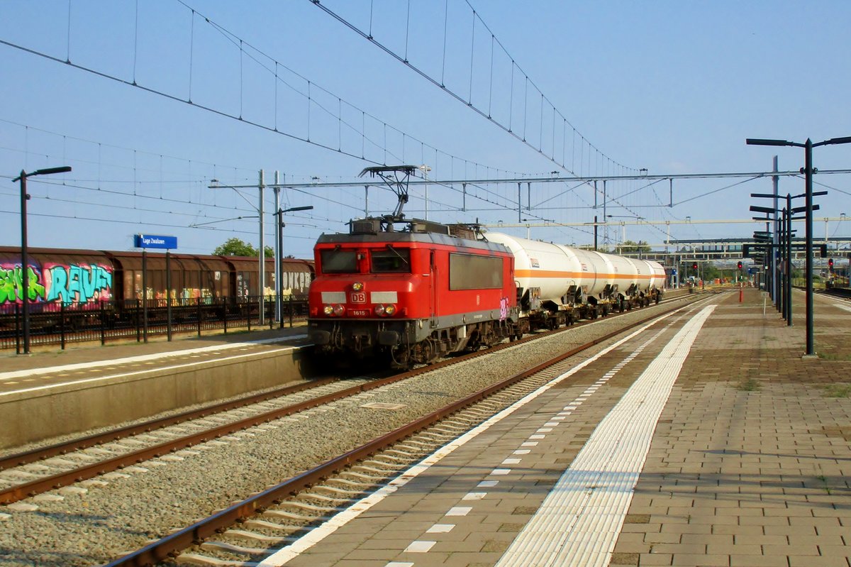 Gaskesselwagenzug mit 1615 durchfahrt am 19 Juli 2018 Lage Zwaluwe.