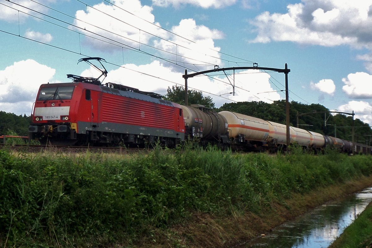 Gaskesselwagenzug mit 189 047 passiert am 14 Juli 2016 Tilburg-Warande.