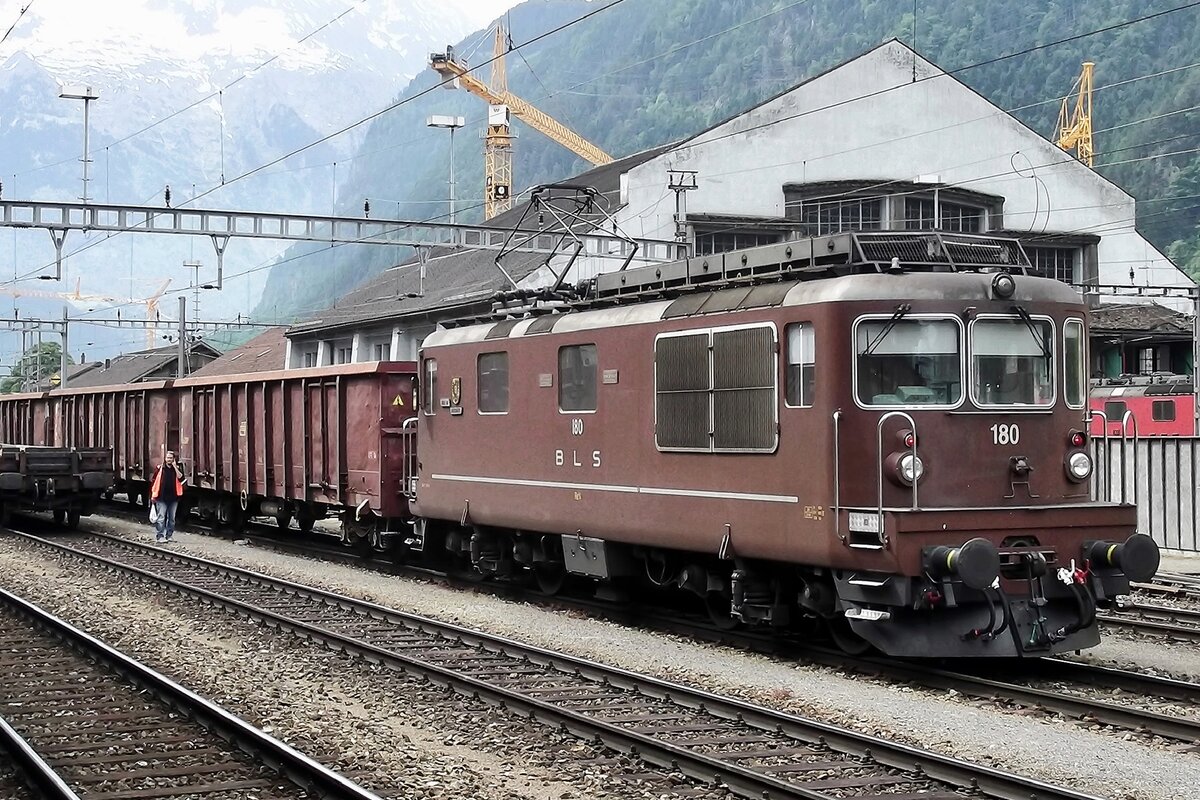 Gastspiel in Erstfeld am 4 Juni 2014, wo BLS 180 ein Tonerdezug aus den Bahnhof schieben wird.