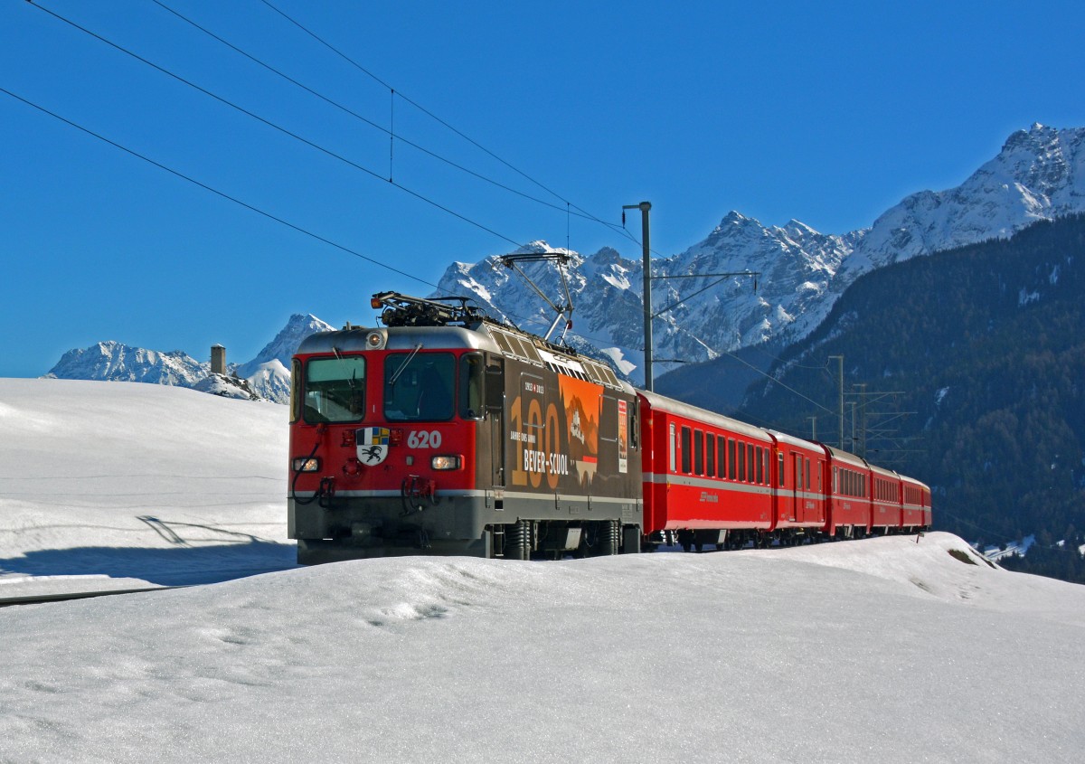 Ge 4/4 II 620  100 Jahre Bever - Scuol   mit RE 1232 Scuol-Tarasp - Disentis/Mustér am 08.03.2014 bei Ardez im Hintergrund ist der Turm der Ruine Steinsberg zu sehen 