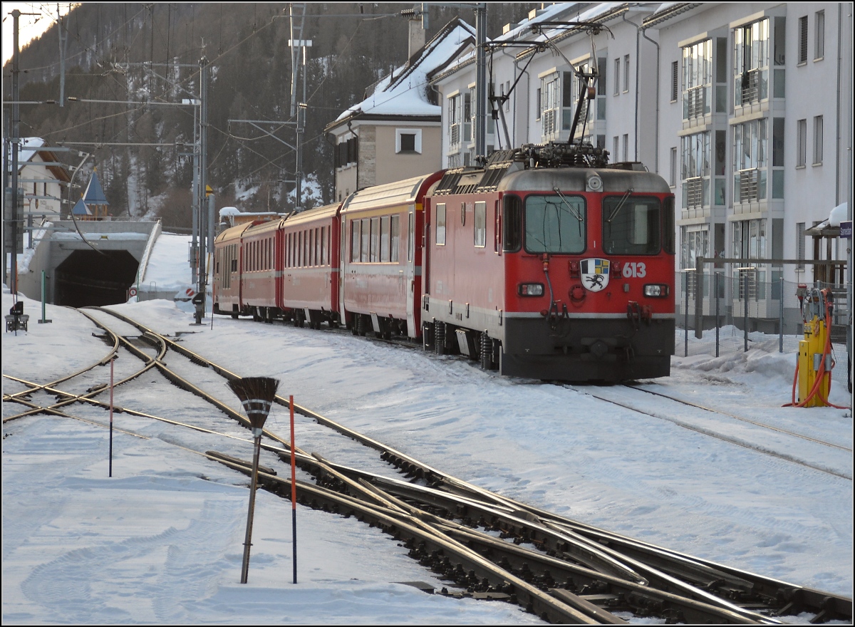 Ge 4/4 II mit Reservezug in Samedan. Januar 2020.