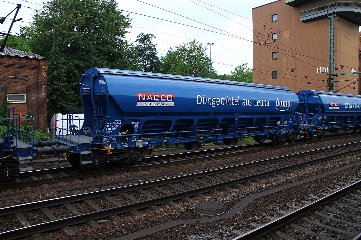 Gedeckte Schüttgutwagen mit dosierbarer Schwerkraftentladung und vier Radsätzen der Gattung T(adns) registriert unter 37 84 0839 129-0 NL-NACCO aufgenommen in Hamburg-Harburg am 23.07.2015.