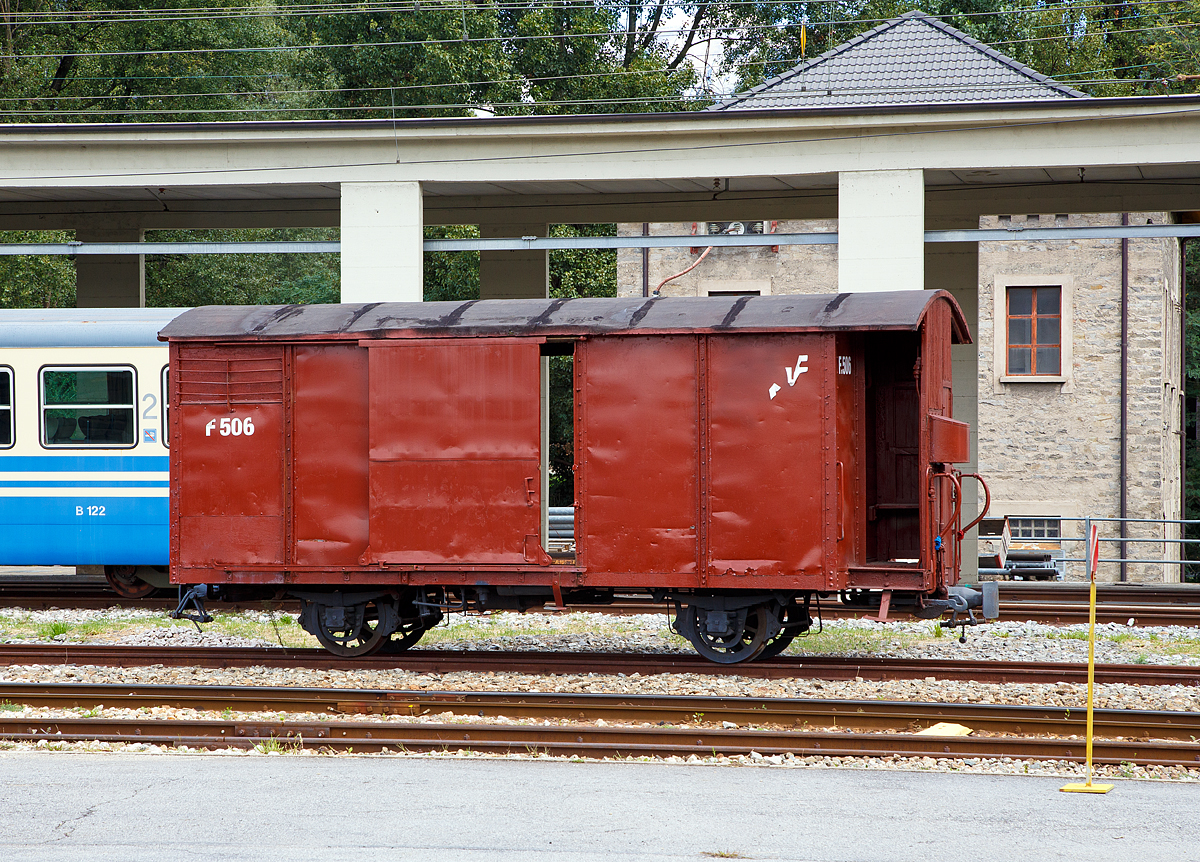 
Gedeckter 2-achsige Gterwagen F 506 der SSIF (Societ subalpina di imprese ferroviarie) am 15.09.2017 im Depot in Domodossola.