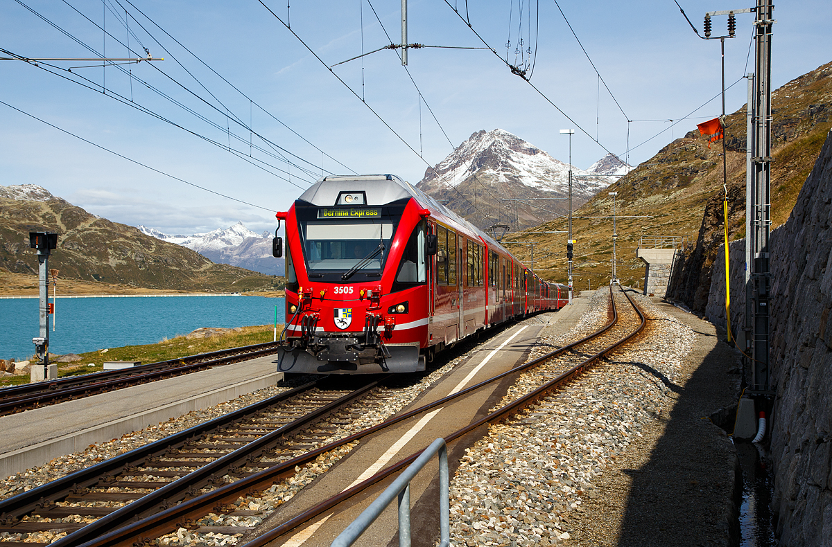 
Geführt von dem ALLEGRA-Zweispannungstriebzug RhB ABe 8/12 - 3505  Giovanni Segantinit  erreicht der Bernina Express am 13.09.2017  den höchsten Punkt der Strecke, die Station Ospizio Bernina (Bernina Hospiz), wo er ohne Halt durchfährt.