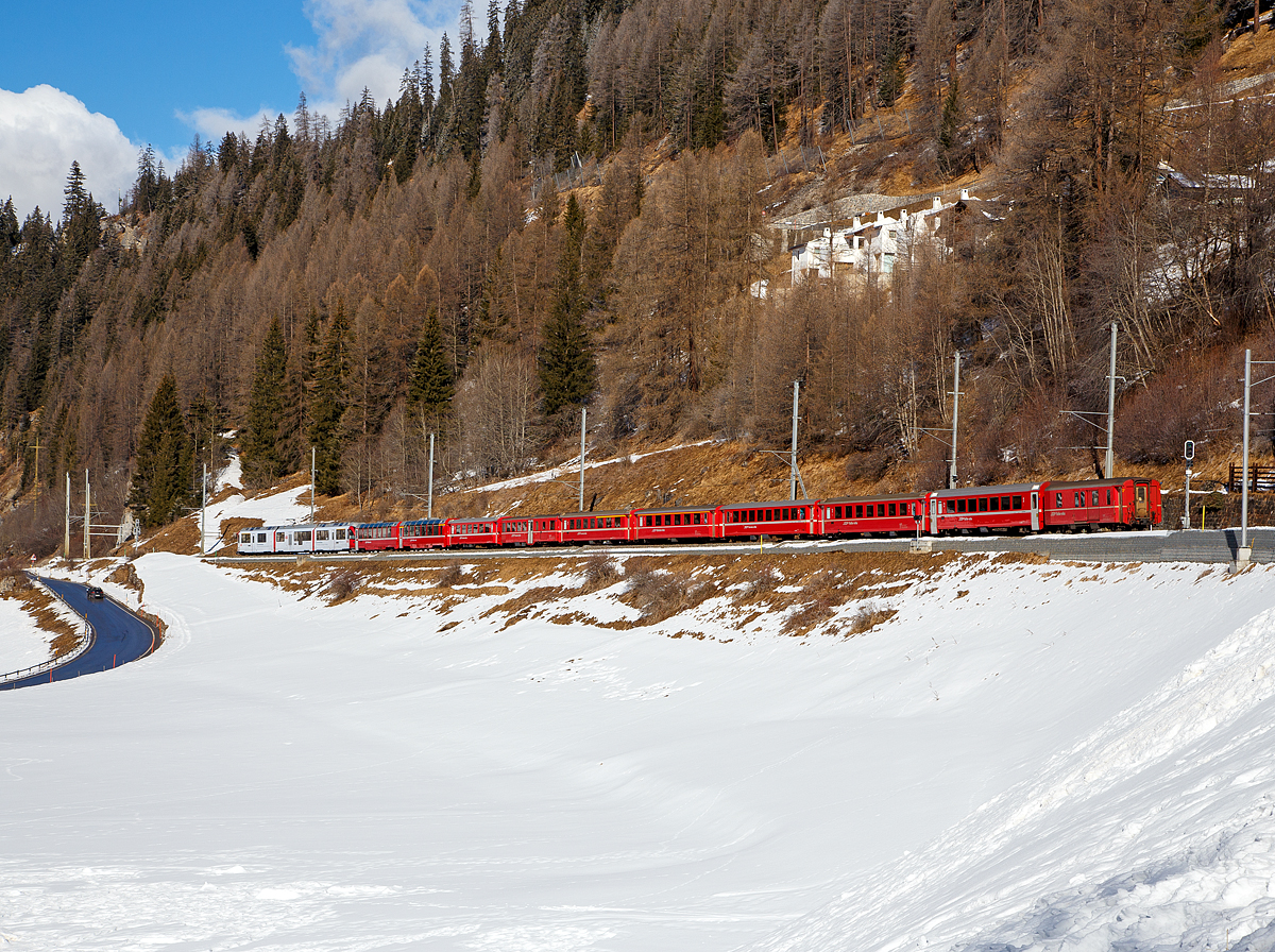 
Geführt von dem nicht so roten (wegen der Werbung ABB) RhB ALLEGRA-Zweispannungstriebzug (RhB ABe 8/12) 3512  Jörg Jenatsch  fährt am 18.02.2017 der RE (St. Moritz - Chur) vom Bahnhof Bergün/Bravuogn weiter in Richtung Chur.