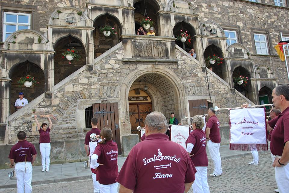 Gegen 14 Uhr wurde das 1. Unstrutbahnmuseum direkt im Lauchaer Rathaus er�ffnet. Der Fanfarenclub Finne e.V. umrahmete die Er�ffnung mit Musik. F�r die IG Unstrutbahn e.V. ging ein lang ersehntes Vereinsziel in Erf�llung. Fortan ist das Unstrutbahnmuseum immer Samstag und Sonntag von 15.30 Uhr bis 17.30 Uhr und nach Vereinbarung ge�ffnet; 05.10.2014 (Foto: Dieter Weber)