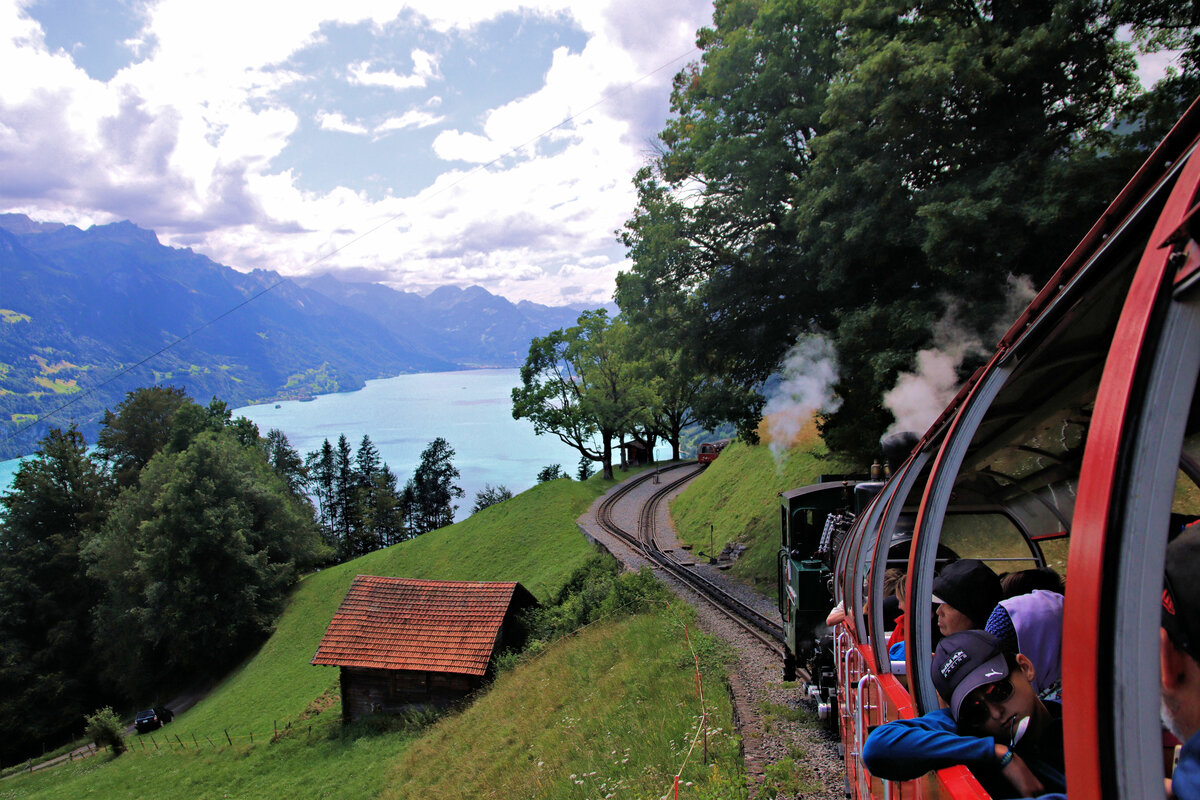 Geldried ist nur eine Kreuzungsmöglichkeit. Zu Fuss erreicht man den Ort nur nach einem mühsamen Marsch den Berg hoch. Im Bild nähert sich Lok 12 von Planalp her der Kreuzung Geldried. 3.August 2023 