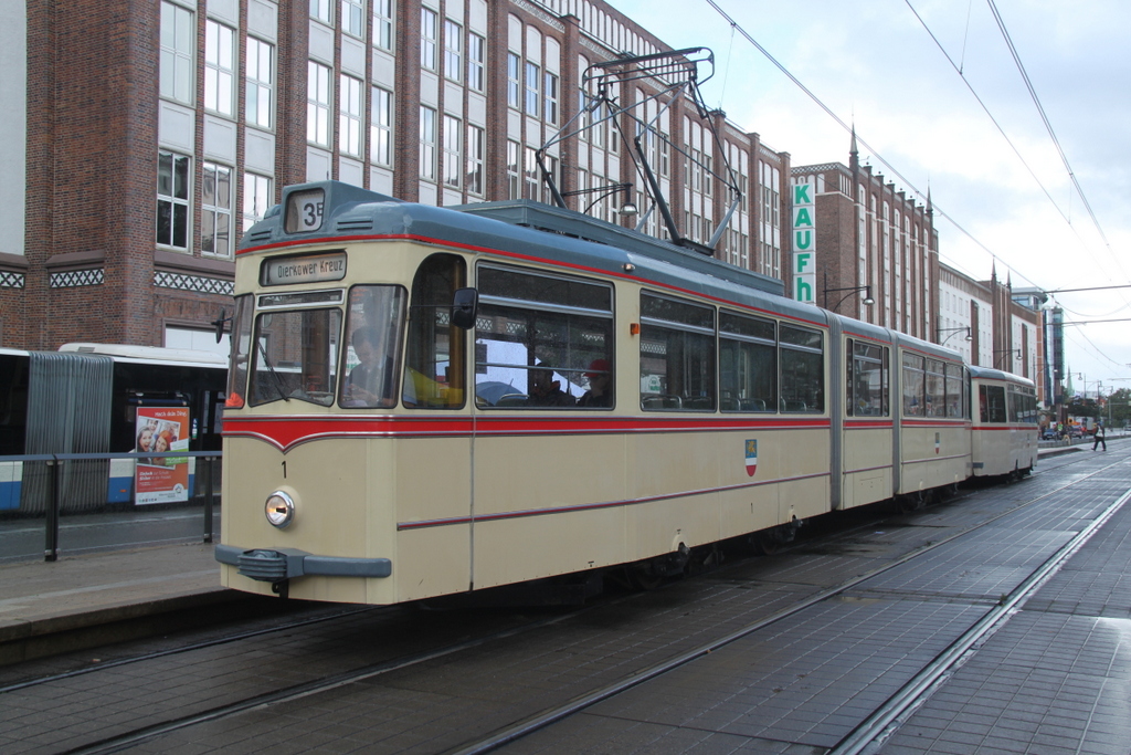 Gelenktriebwagen des Typs G4 als Linie 3E von Rostock Doberaner Platz nach Rostock Dierkower Kreuz stand am 20.09.2015 in der Rostocker Langenstr.