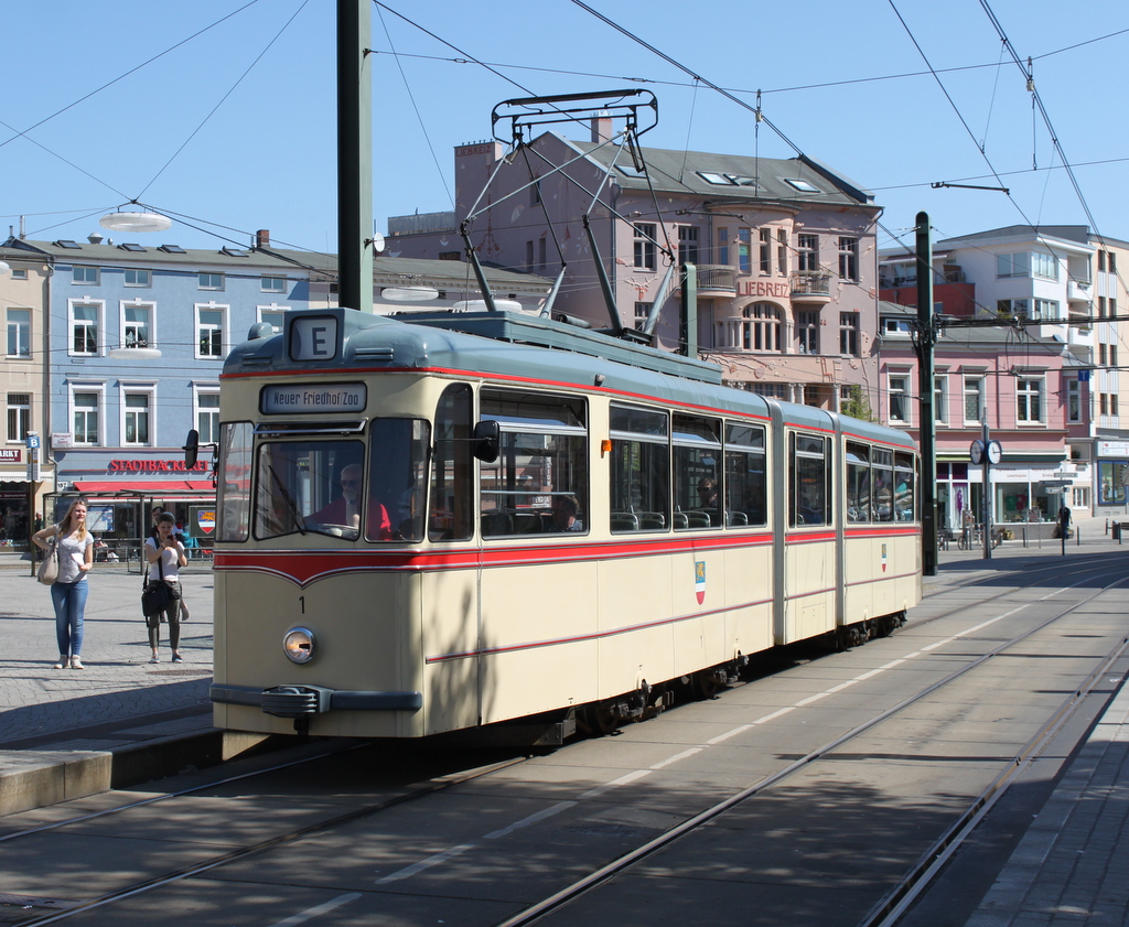 Gelenktriebwagen des Typs G4 als Linie E von Rostock Reutershagen nach Neuer Friedhof Via Hbf stand am 08.05.2016 in der Haltestelle Rostock Doberaner Platz.