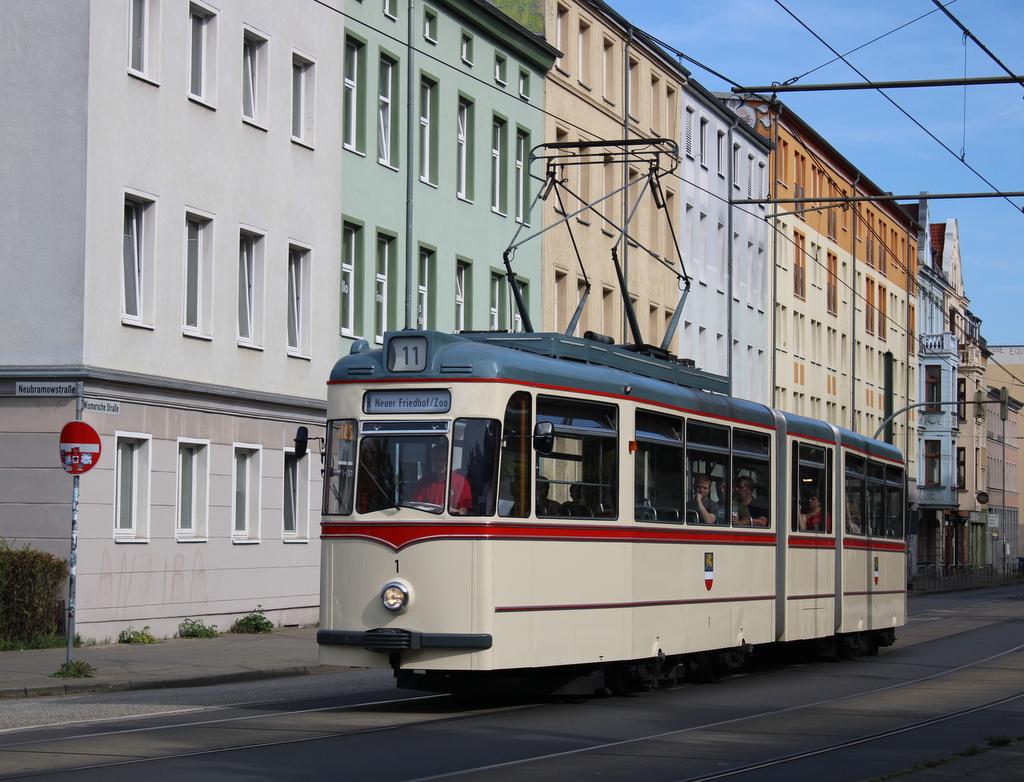 Gelenktriebwagen des Typs G4 am Mittag des 17.09.2023 in Höhe Haltestelle Rostock-Saarplatz