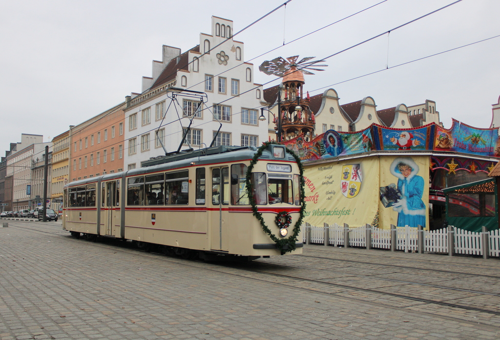 Gelenktriebwagen des Typs G4 aus dem Baujahr 1961 am Vormittag des 04.12.2022 in der Haltestelle Rostock Neuer Markt.