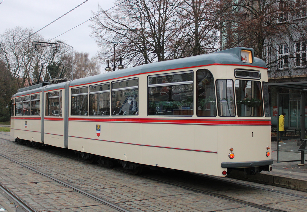 Gelenktriebwagen des Typs G4 aus dem Baujahr 1961 in der Haltestelle Rostock Neuer Markt.04.12.2022