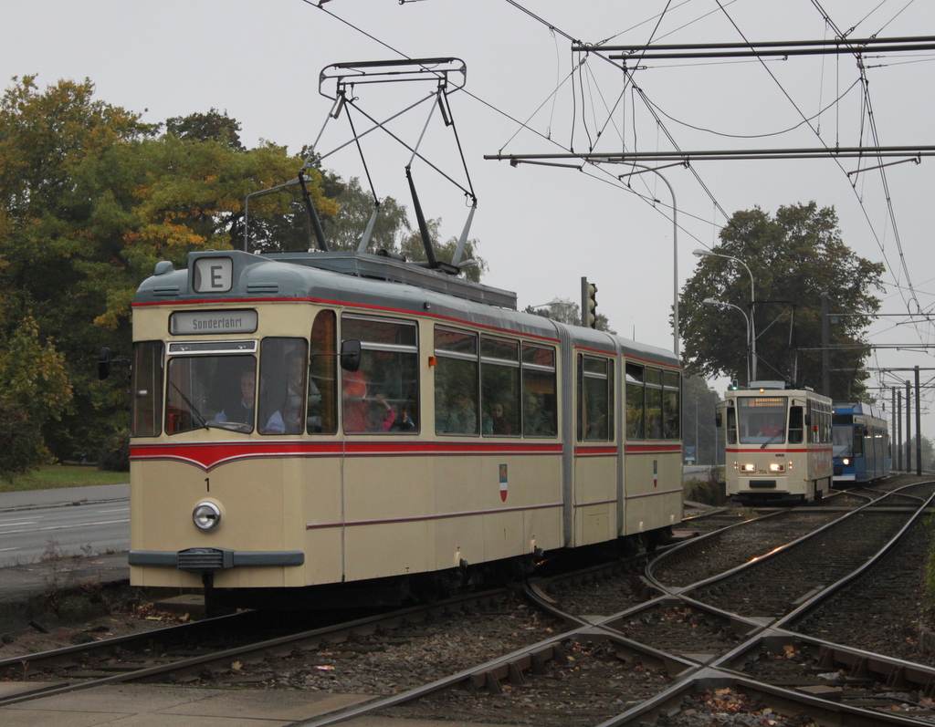 Gelenktriebwagen des Typs G4.(Wagen1) und Tatra T6A2(704)in Hhe Haltestelle Rostock-Kunsthalle.16.10.2016