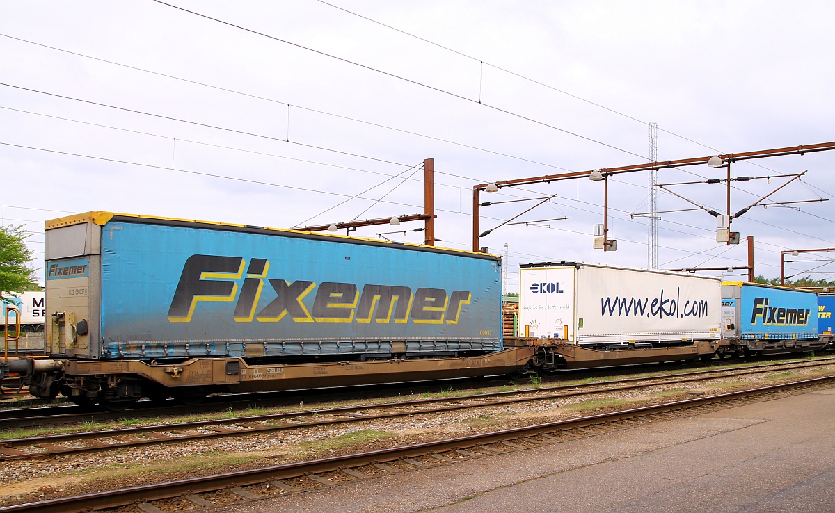 Gelenkwagen mit 6 Radsätzen für Großcontainer und Wechselbehälterder Gattung Sdggmrss(S139)der Firma AAEC Niederlande beladen mit einem LKW Anhänger Fixemer und einmal Ekol, Padborg/DK 04.05.2014