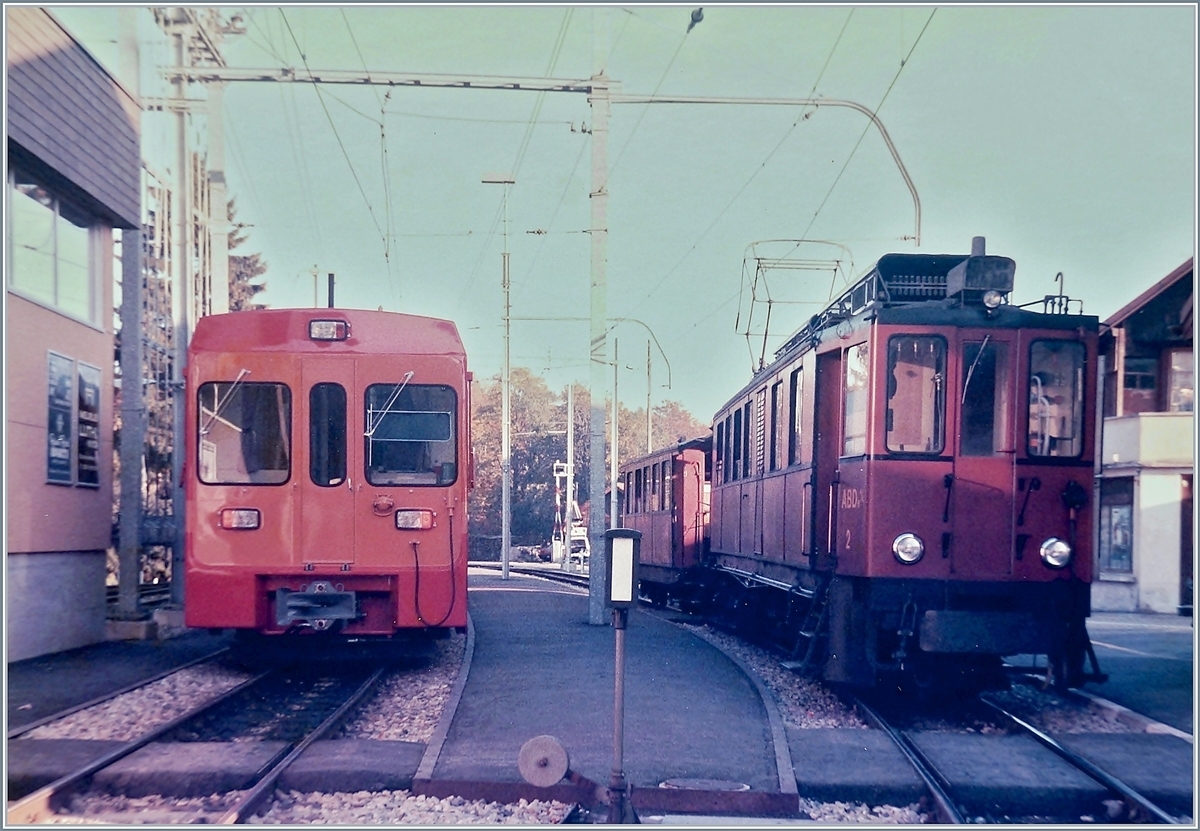 Generationenwechsel beim NStCM - Rollmaterial: Nach langen Diskussionen um den Fortbestand der Strecke, konnte endlich im Sommer 1985 die Ablsung der siebzigjhrigen Triebwagen in die Wege geleitet werden - heute fhrt die damals Einstellungsberohte Bahn z.T. im Halbstundentakt... 

Ein alter ABDe 4/4 trifft in St Cergue im Herbst 1985 auf einen neuen Triebwagen bzw. Steuerwagen. Okt. 1985 