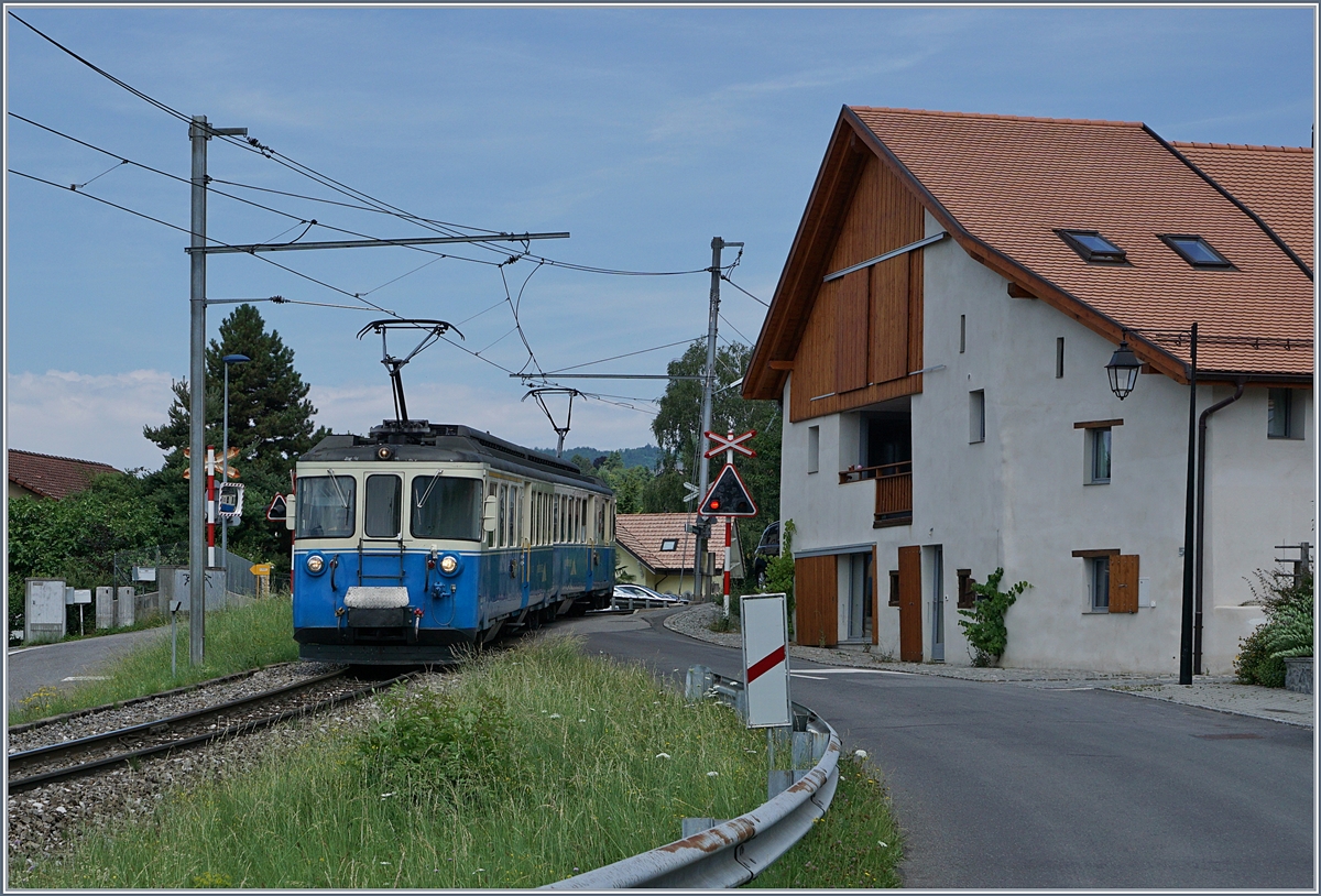 Genügt tagsüber ein Triebzug für die Nahverkehrsumläufe Montreux - Sonzier/Fontanivent, muss morgens, mittags und Abends, wenn auch Les Avants bedient wird, ein zweite Komposition eingesetzt werden: Hier übernahm der MOB ABDe 8/8 4001 den entsprechenden Umlauf. Der formschöne Triebwagen verlässt Planchamp als Regionalzug 2327 Richtung Montreux.
27. Juni 2017
