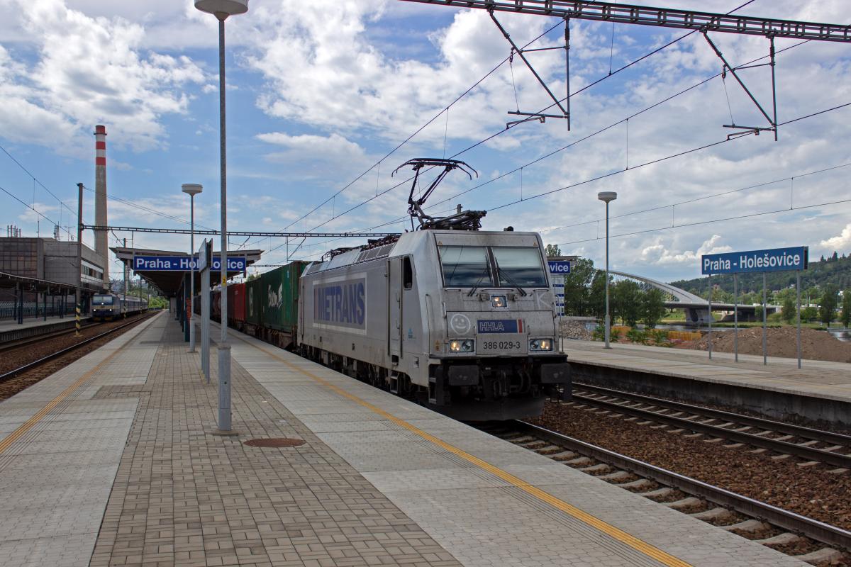 Genug Schmutz fr kleine Kunstwerke hat sich auf der Front von 386 029 von METRANS angesammelt. Mit einem KLV-Zug, der von einem der weit entfernten Nordsee-Hfen kommen drfte, durchfhrt sie am 21.06.19 Praha-Holeovice.