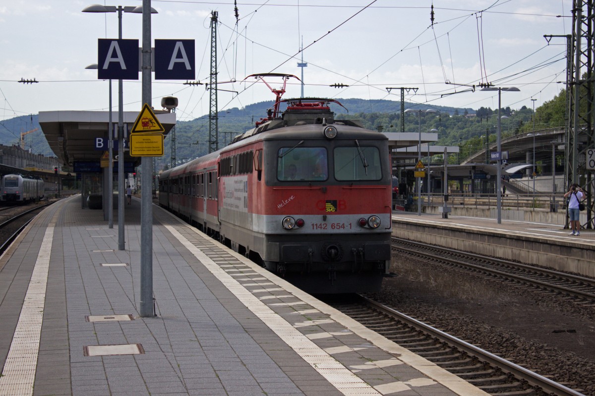 Gerade angefahren, schon hielt der Sonderzug, der den spannenden Laufweg Stuttgart - Diepholz (über München) hatte, noch einmal an. Wenn ich mich richtig erinnere hatte man jemanden auf dem Bahnsteig vergessen.