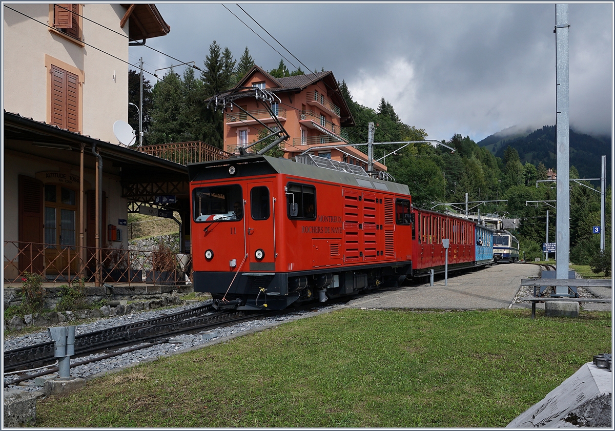 Gerne hätte ich den  Belle Epoque  Zug mit der Hem 2/2 11 bei Jaman fotografiert, doch bei der Fahrt Richtung Gipfel kam er mir schon in Caux entgegen, (also ein Stunde zu früh!), so dass kaum Zeit blieb, ihn richtig vor die Kamera zu bekommen. 
3. Sept. 2017