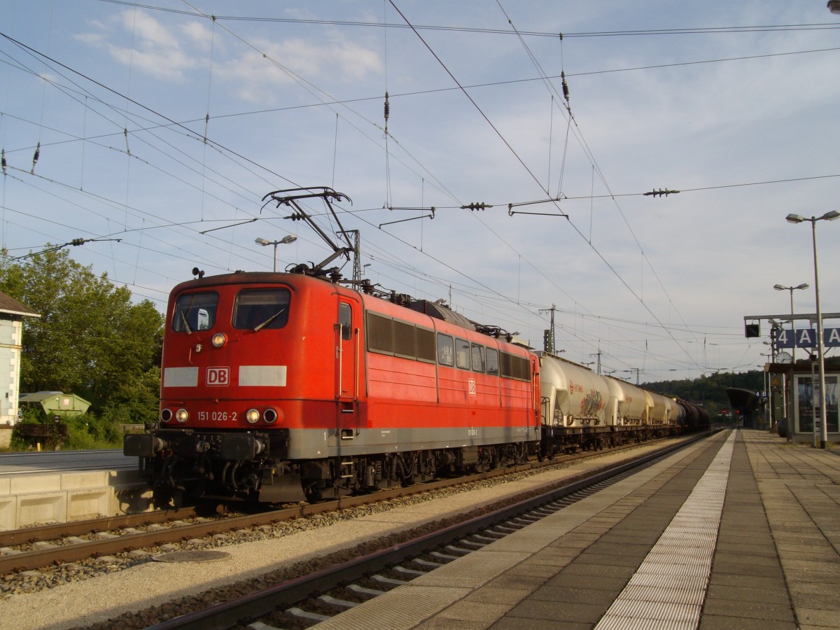 Getreidezug mit 151 026 durchfahrt in Rhetempo Treuchtlingen am 30 Mai 2009.