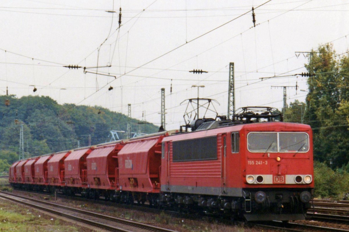 Getreidezug mit 155 241 durchfahrt Kln West am 21 Mai 2005.