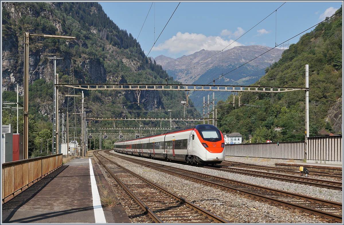  Giruno -Züge auf der Gotthardachse sind ja nun schon alltäglich, weniger aber, auf der Gotthard Panoramastrecke, auch wenn dieser RABe 501 017  nur  in Lavorgo abgestellt ist, vermag er doch die grosse Zeit dieser genialen Bahnstrecken zumindest Ansatzweise etwas aufleben. Im Bild der SBB RABe 501 017 (UIC 93 85 0501 017-4 CH-SBB).

13. Sept. 2020