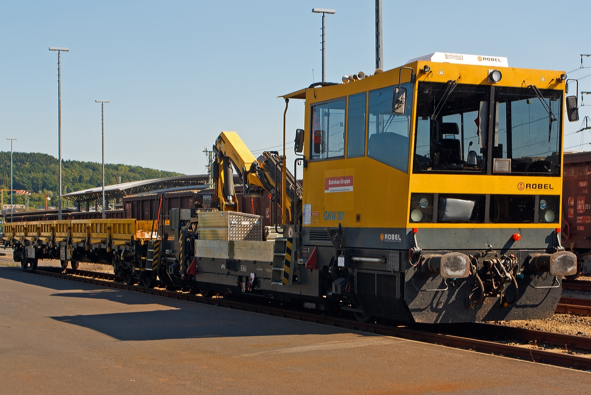 
GKW 301 bzw. Gleisarbeitsfahrzeug Robel BAMOWAG 54.22 (Schweres Nebenfahrzeug Nr. 97 17 56 020 17 -0) der DB Bahnbau Gruppe GmbH, abgestellt mit angehngten Wagen der Gattung Res am 05.09.2013 beim ICE-Bahnhof Montabaur.

Der Robel 54.22 wurde 2004 unter der Maschinen Nr. 54.22 -32 - BH013 gebaut, die EBA-Nummer ist EBA 04E17A 004 / PZB 037.504. 