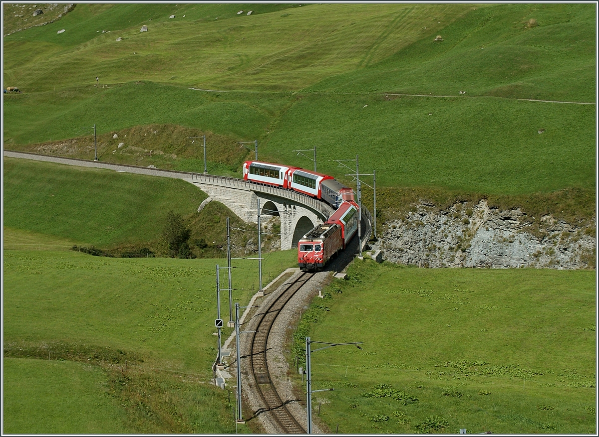 Glacier Express 902 Zermatt - Davos bei Hospental.
29. Aug. 2013 