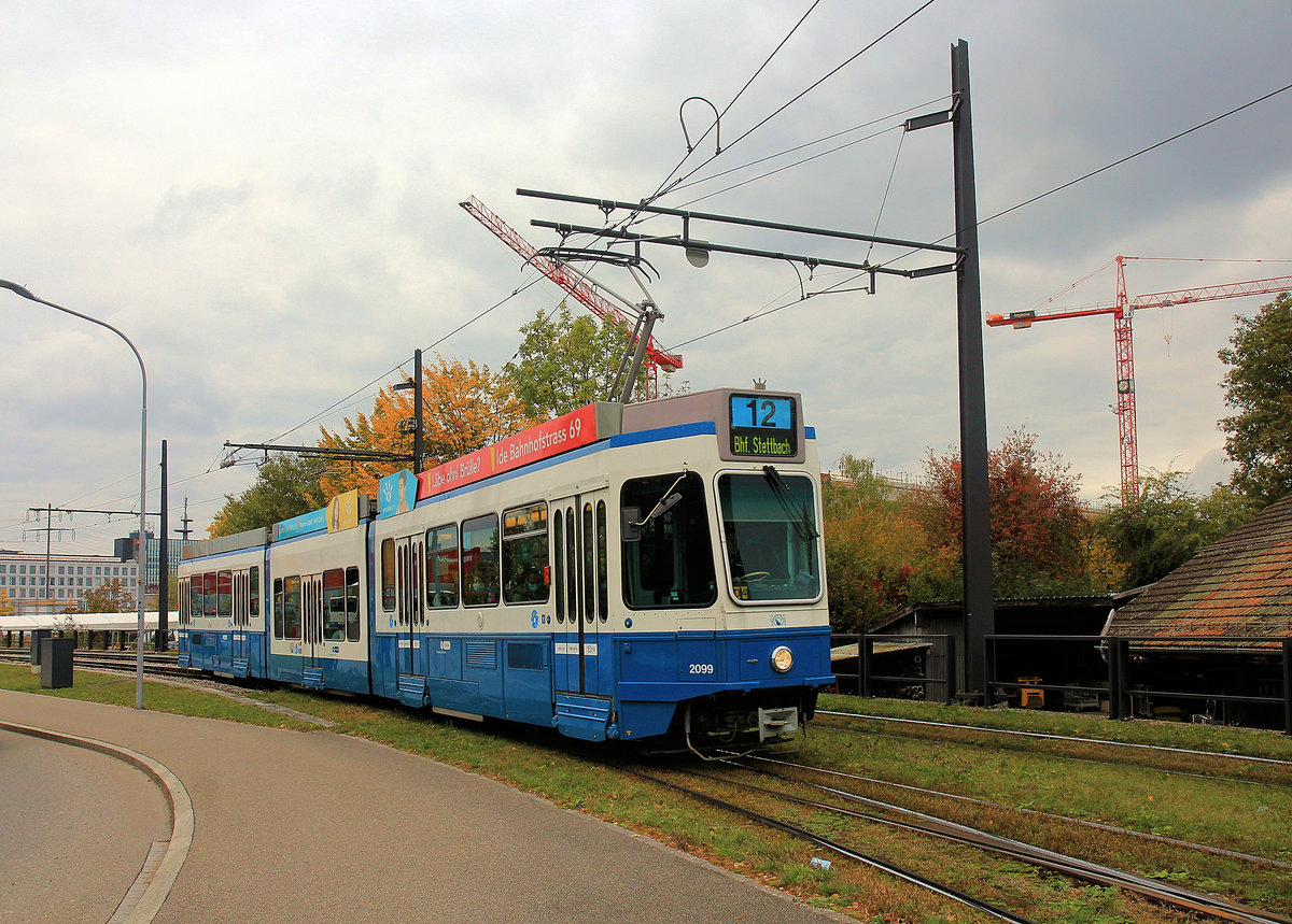 Glattalbahn, Auzelg. Tram 2000 mit Sänfte, Nr. 2099. 17.Oktober 2020  