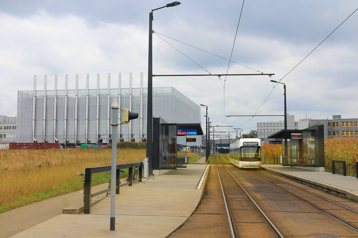 Glattalbahn, Glattbrugg Bäuler. Jetzt sind also die versprochenen 6600 Quadratmeter Datencenterfäche fertig erstellt - sieht kurios aus. Cobra 3071 fährt Richtung Glattbrugg Bahnhof. 17.Oktober 2020 