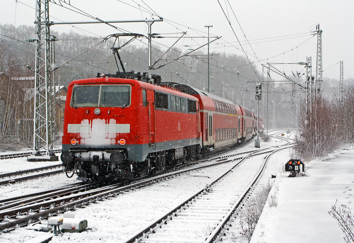 
Gleich 7mal die  Eins  ....;-) 
Die 111 111-1 (91 80 6111 111-1 D-DB) der DB Regio NRW schieb, bei mäßigem Schneefall am 27.12.2014, den RE 9  - Rhein-Sieg-Express (Siegen – Köln - Aachen) von Betzdorf/Sieg weiter in Richtung Köln.

Die Lok wurde 1978 von Krauss-Maffei in München unter der Fabriknummer 19843 gebaut, der elektrische Teil ist von Siemens.
