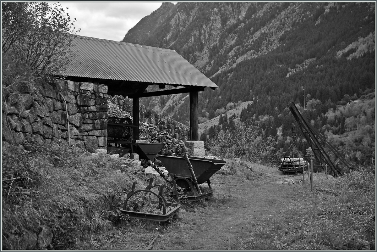 Gleich oberhalb des Bahnhofs von Wassen entdeckt und exklusiv fr www.Hellertal.startbilder.de fotografiert: eine kleine, leider nicht mehr genutzte Feldbahn, welche wohl zum Transport von Granit diente.
10. Oktober 2014