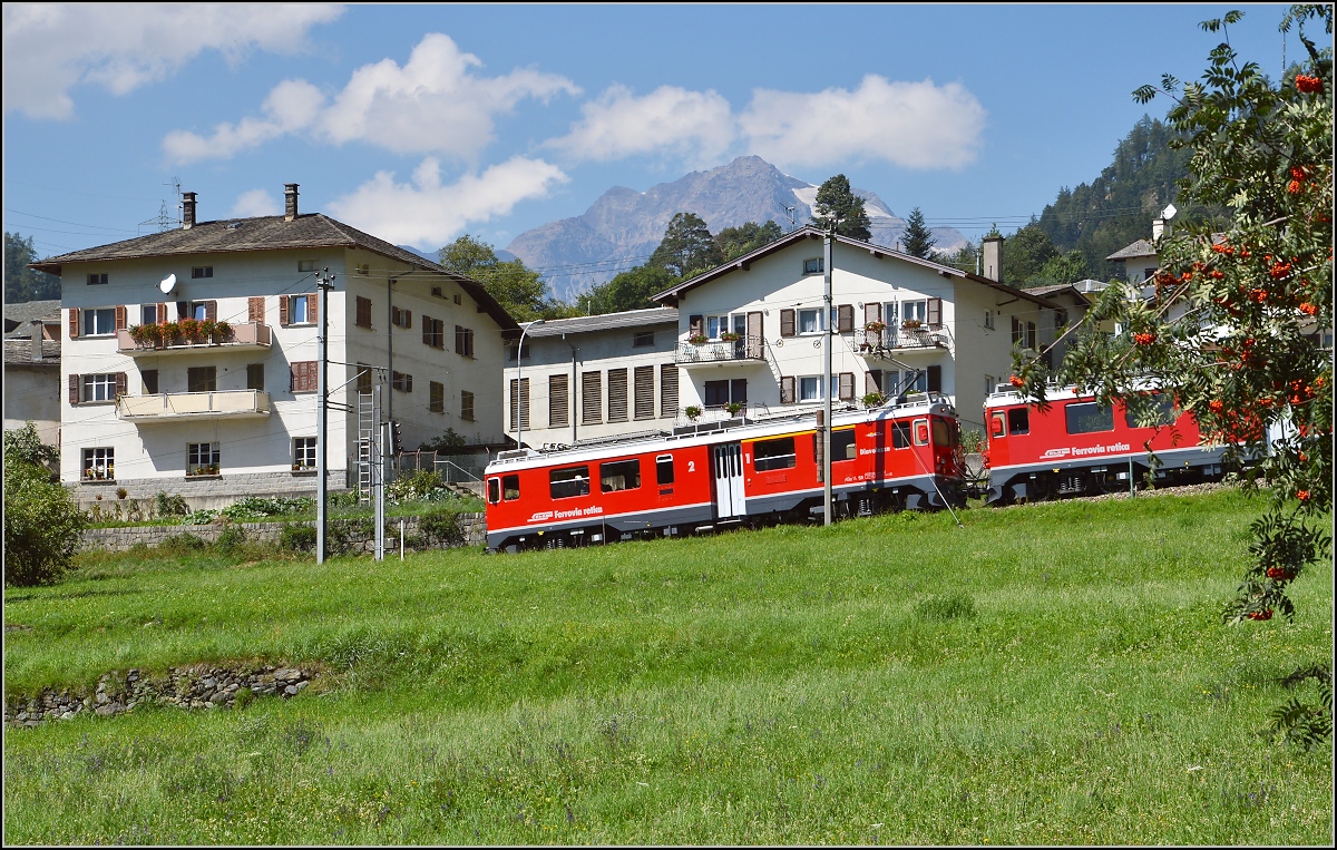 Gleich verschwindet der Regionalzug mit ABe 4/4<sup>III</sup> 55 und 56 in der Versenkung. Brusio, August 2015.