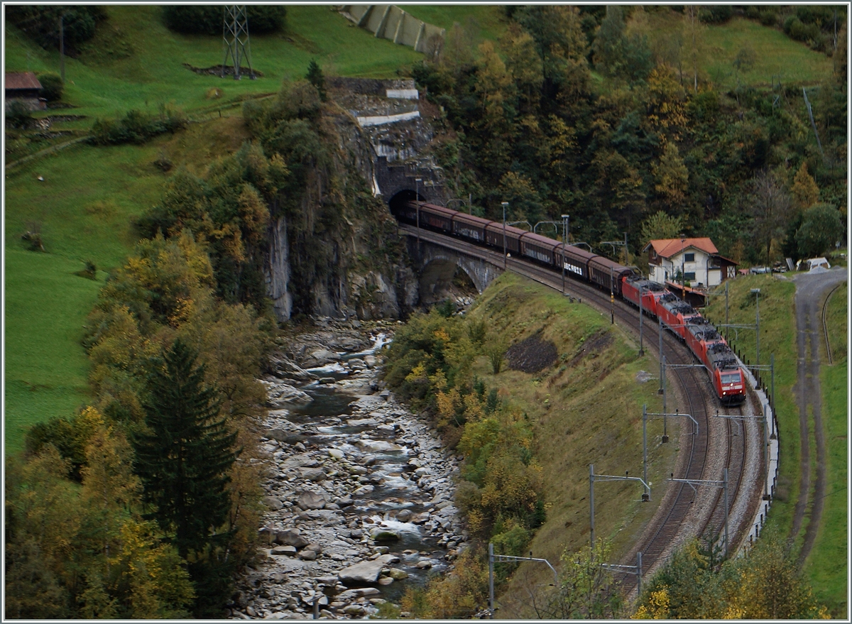 Gleich vier DB 185 sind mit ihrem Güterzug auf der Gotthard Nordrampe bei Wassen unterwegs. 
10.10.2014