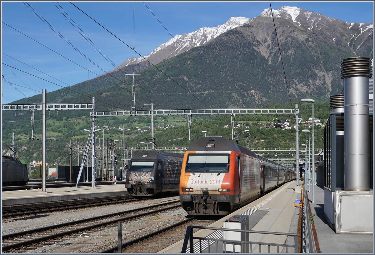 Gleich zwei Webeloks in Brig: die SBB Re 460 105-0 und 085-4.
21. Mai 2017 