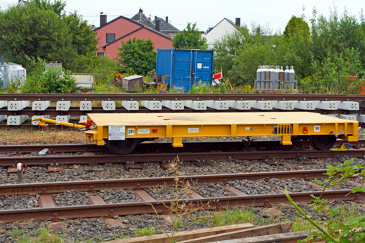 Gleisbauanhnger T5020-1 (Schienengebundenes Gert Registrier Nr. 9983 025) abgestellt am 02.08.2014 beim Bahnhof Siershahn (Westerwald).

Der Wagen kann mit Schottermulden oder anderen Aufbauten durch ISO-Twistlocks genutzt werden. Fr den Material- und Werkzeugtransport sind diverse Zurrpunkte sowie Rungeneinstze vorhanden. 

Technische Daten:
Hersteller: Rheinische Gleisbautechnik GmbH, Rheine 
Baujahr: 2014 
Fabriknummer: T00019
Achsanzahl: 2 
Raddurchmesser: 500 mm
Spurweite: 1.435 mm
Lnge ber Kupplung:  
Breite: 2.420 mm
Achsstand: 5.300 mm 
Hhe: 575 mm ber SOK 
Eigengewicht: 3,2 t 
Nutzlast: 19,8 t
Hchstgeschwindigkeit (Hg): 20 km/h (in Kreuzungen und Weichen 10 km/h