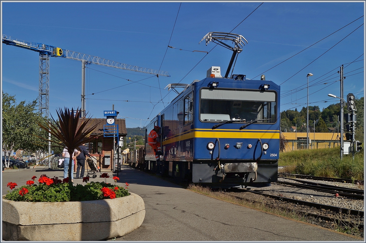 Gleisbauarbeiten bei der CEV: Die MOB Gem 2/2 2502 and 2504 in Blonay bereiten sich für die Führung des leeren Kieszuges via Chamby zur MOB vor.

27.08.2020