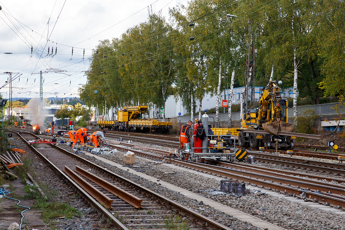 
Gleisbaustelle in Kreuztal am 09.10.2015, bei meiner geliebten Fotostelle sind die Weicher erneuert worden, nun werden die Stöße wieder Thermit-geschweißt. Vorne rechts wird gerade vorgewärmt, hinten links erfolgt gerade eine Schweißung