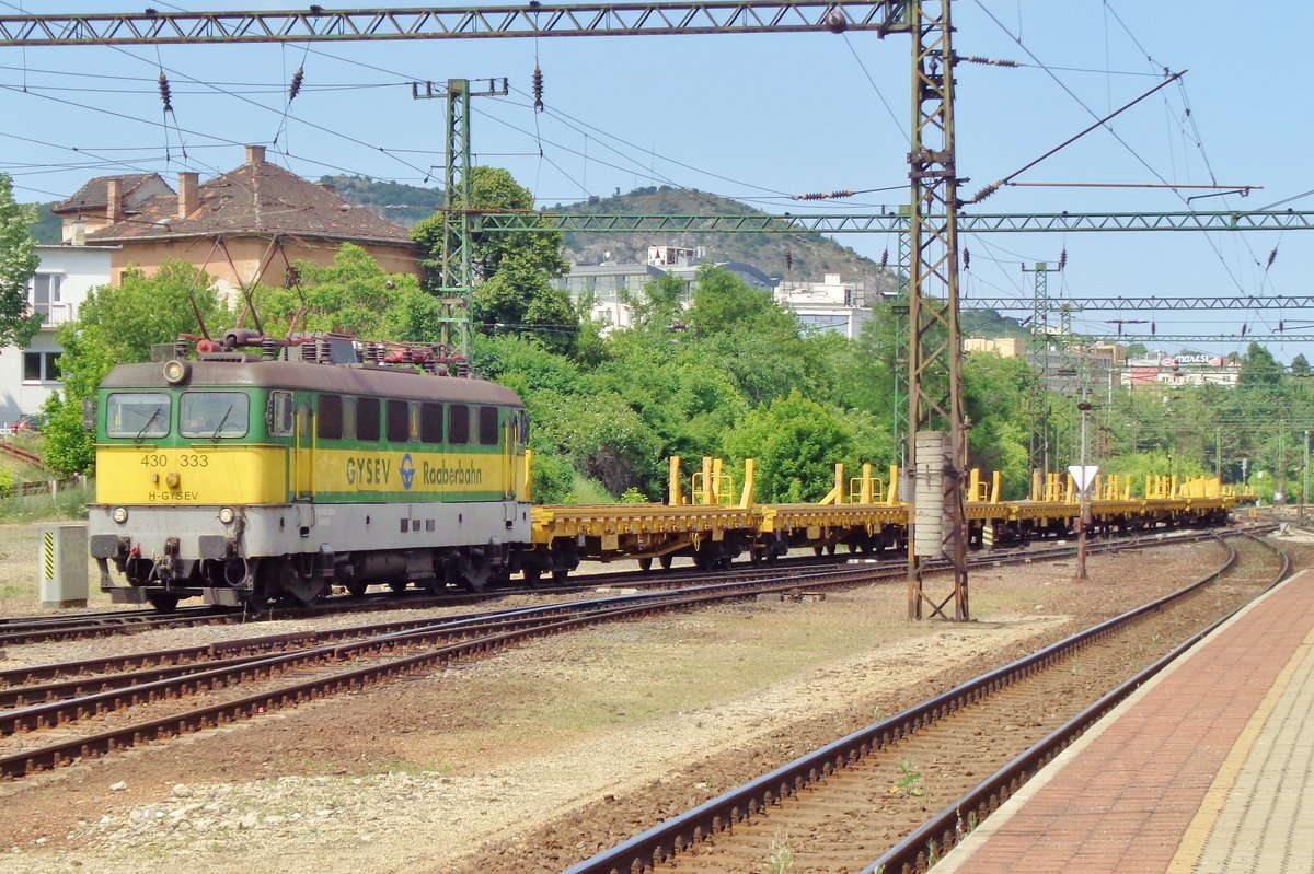 Gleisbauzug mit GySEV 430 333 treft am 11 Mai 2018 in Kelenföld ein.