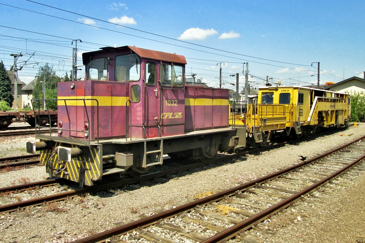 Gleisbauzuglein mit 1032 steht am 8 Juni 2015 in Bettembourg.