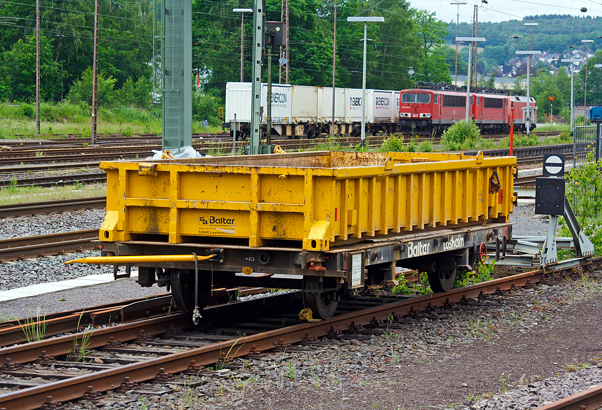 Gleiskraftwagenanhnger Kla 03, Bauart 2, Kleinwagen Nr. 03 06975 der Geschw. Balter Bauunternehmung (Losheim),  ex DB 03 0697 abgestellt am 30.05.2014 in Kreuztal.

Technische Daten:
Hersteller: DB, AW Bremen
Fabriknummer: 072
Bauart:  2
Baujahr:  1977
Eigengewicht:  4.200 kg (3.000 kg Fahrgestell/1.200 Kg Mulde)
Nutzlast:  10,0 t ohne Mulde (die Mulde hat eine max. Nutzlast von 8.500 kg)
Zul. Anhngelast: 30 t
Lnge ber Kupplung: 6.370 mm
Achsabstand: 3.740 mm
Hchstgeschwindigkeit: 70 km/h