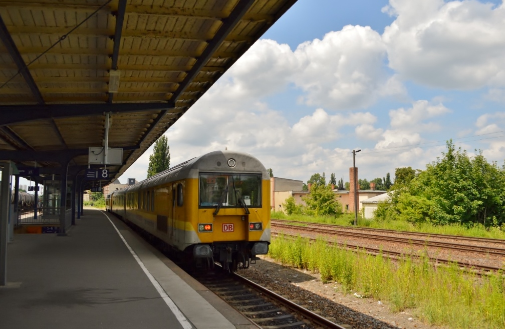 Gleisme�zug in Zeitz.
Am 18.07.2013 kam DB Netz 218 477-8 mit dem RAILab 2 als NbZ 94037 von Leipzig nach Saalfeld in Zeitz an. Vermessen wurden in Zeitz Gleis 8 und 7. Dann ging es f�r den Messzug weiter Richtung Gera. Hier zu sehen die Me�fahrt auf Gleis 8.