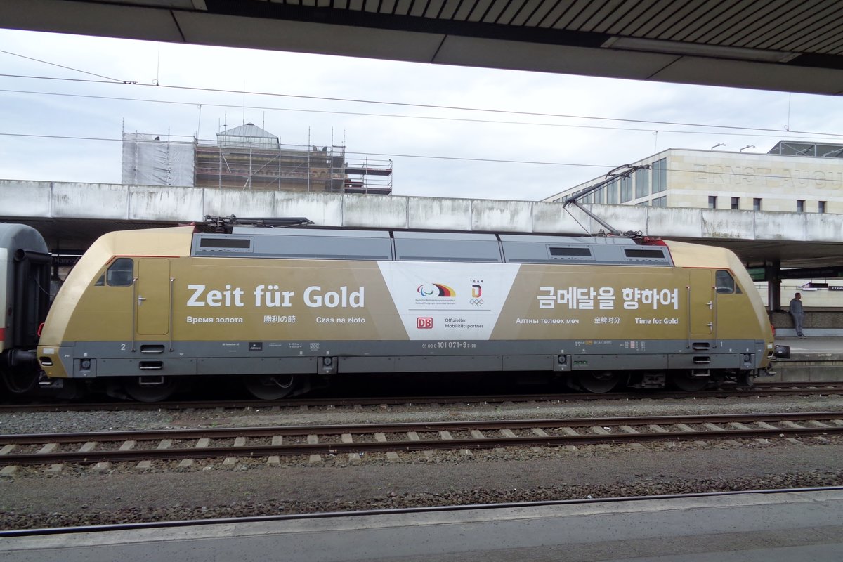 Goldener 101 071 verlässt Hannover Hbf am 4 April 2018. 