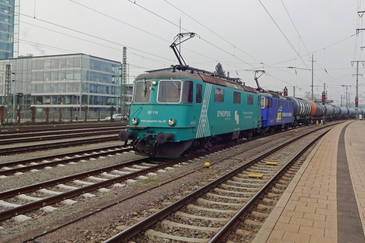 Grau und trüb war 3.Jänner 2020 wann WRS 430 114 ein Kesselwagenzug in Singen (Hohentwiel) bringt. 