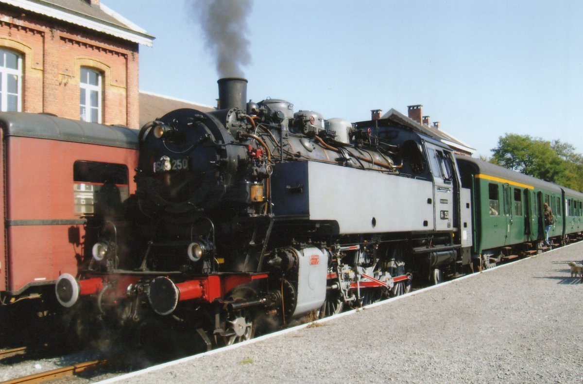 Grauer 64 250 steht am 26 September 2009 in Treignes. 